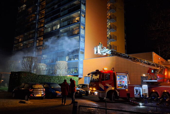 Grote uitslaande brand in flatgebouw