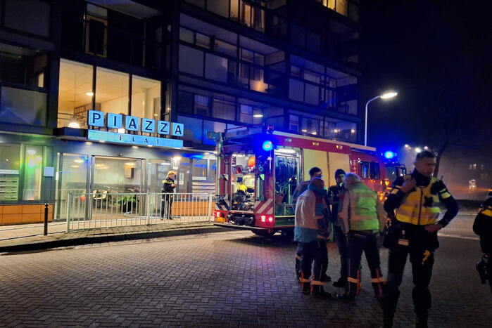 Grote uitslaande brand in flatgebouw
