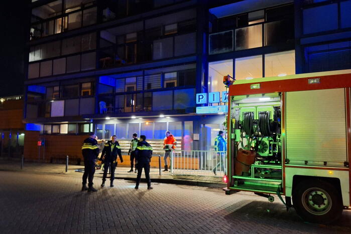 Grote uitslaande brand in flatgebouw