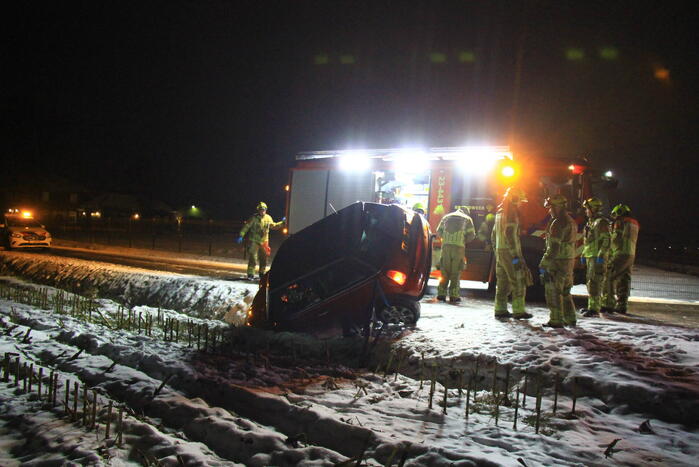 Automobilist belandt in greppel door gladheid