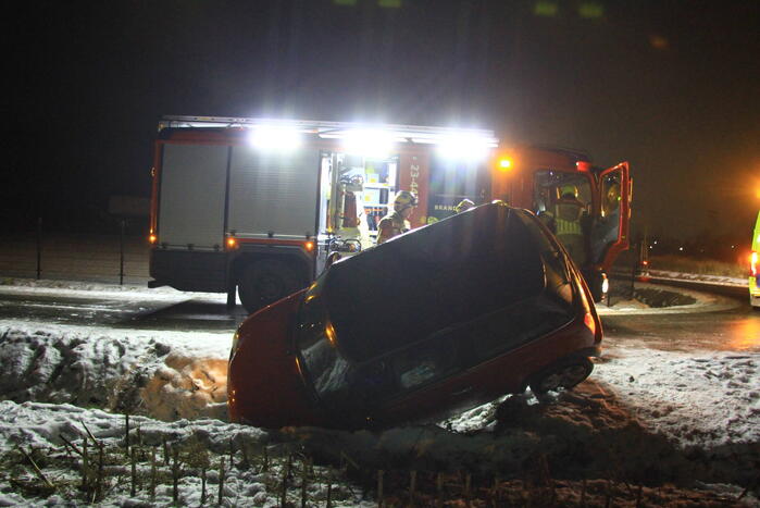 Automobilist belandt in greppel door gladheid