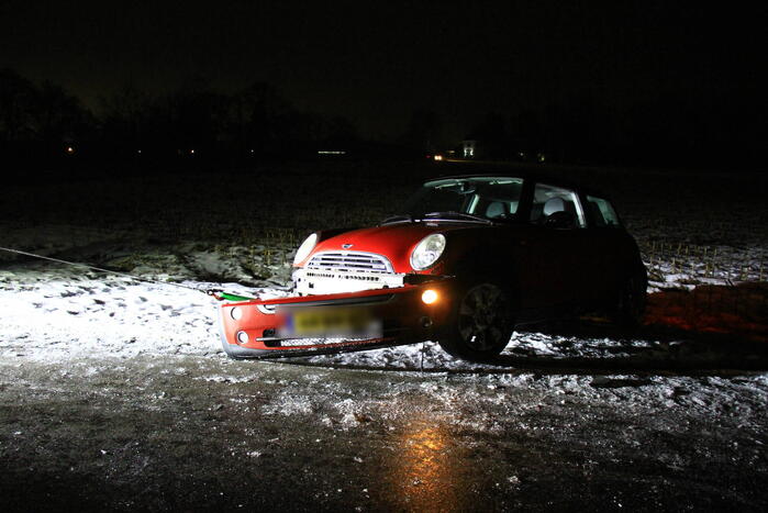 Automobilist belandt in greppel door gladheid