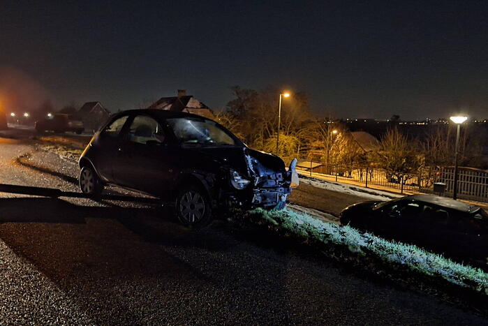 Automobilist rijdt lantaarnpaal uit de grond