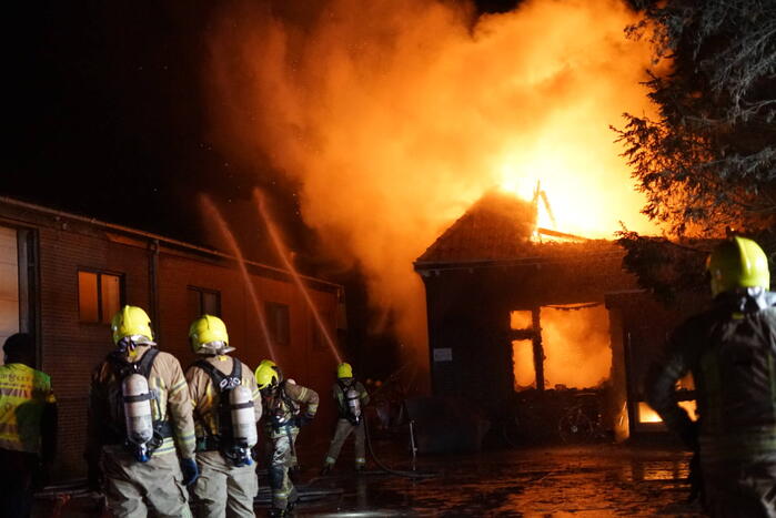 Uitslaande brand verwoest woning