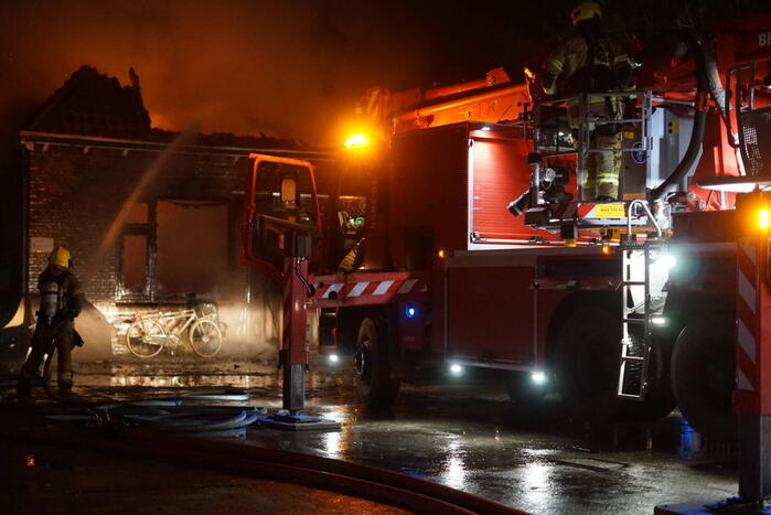 Uitslaande brand verwoest woning