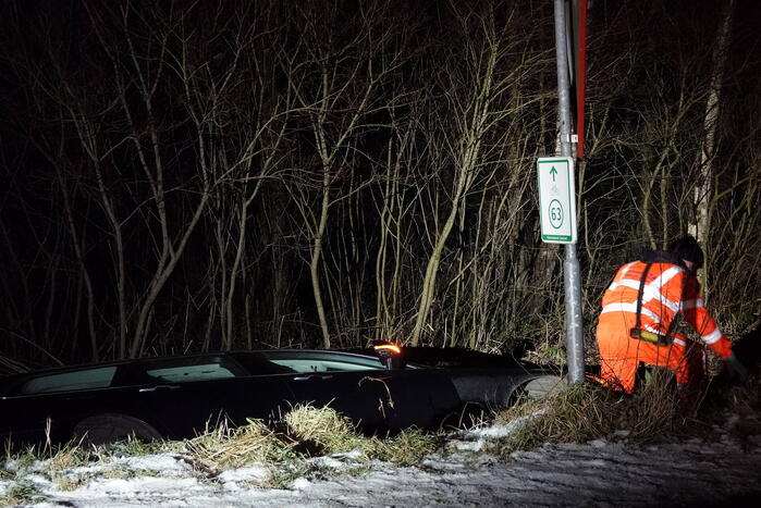 Auto belandt in sloot door gladheid