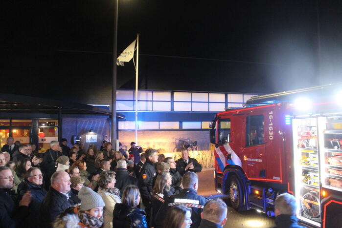 Officiële overdracht van nieuwe tankautospuit