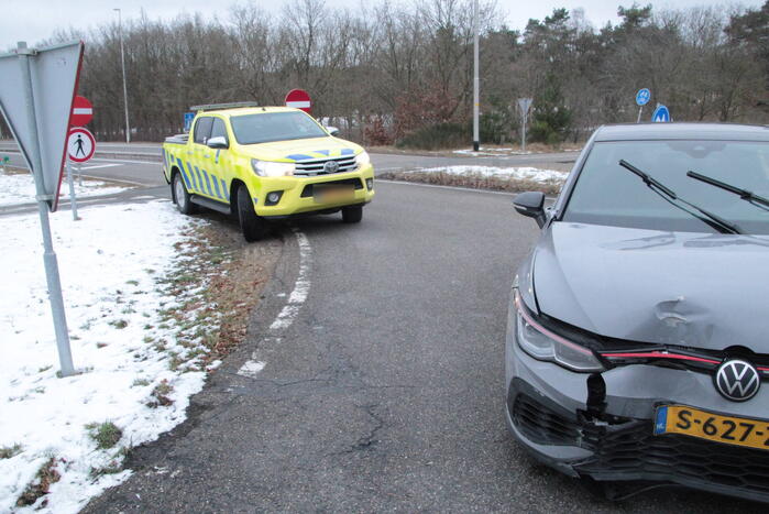 Beschadigde personenauto aangetroffen op afrit