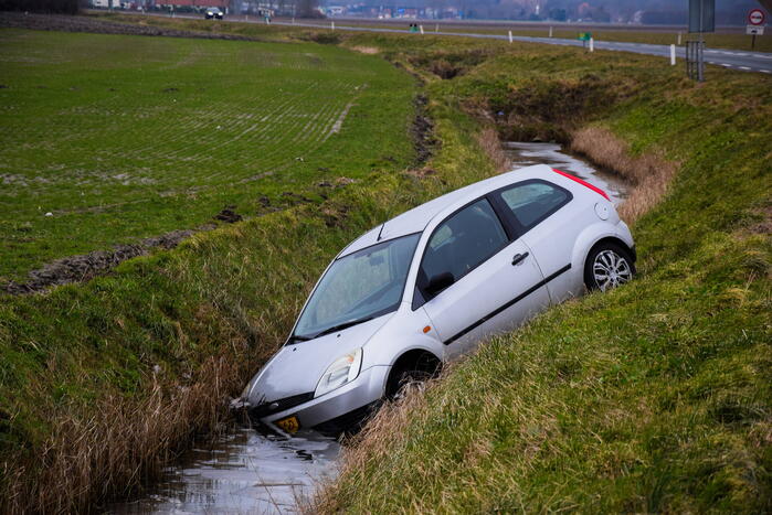Automobilist belandt in sloot