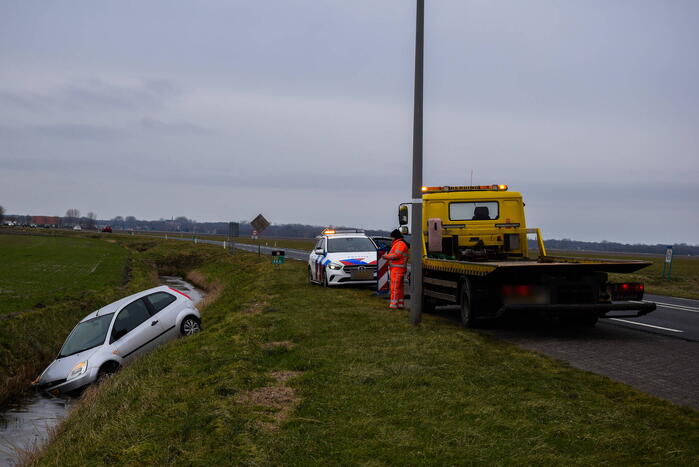 Automobilist belandt in sloot