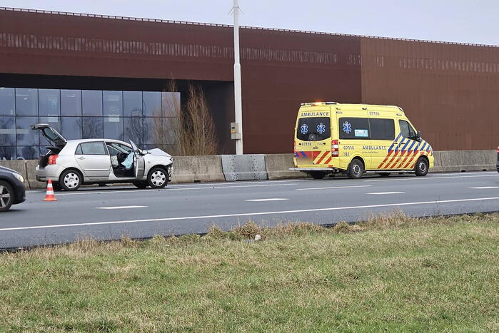 Automobilist botst op middengeleider van snelweg
