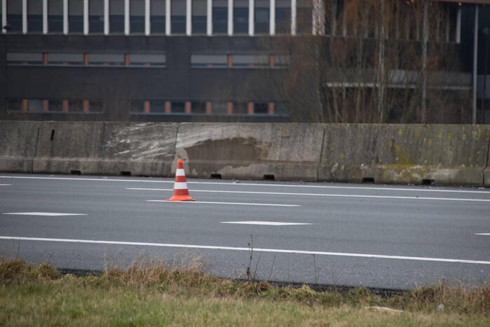 Automobilist botst op middengeleider van snelweg