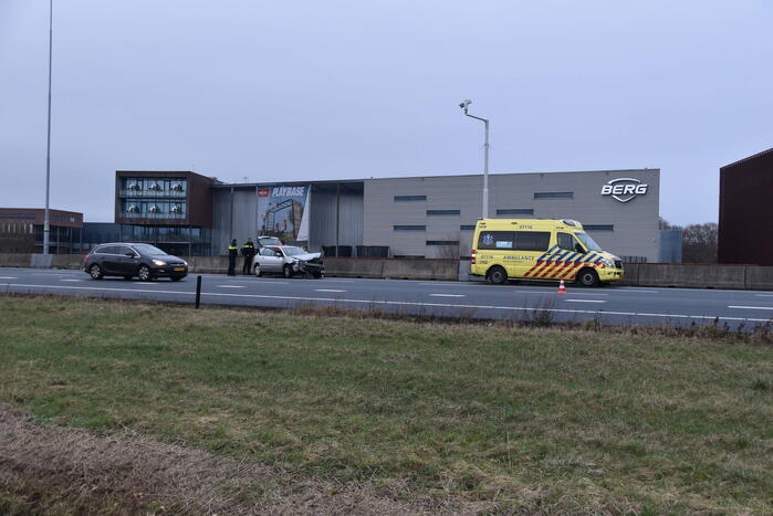 Automobilist botst op middengeleider van snelweg