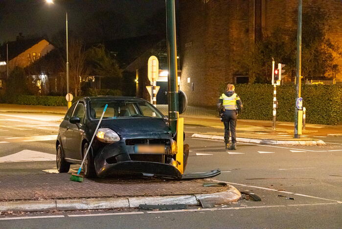 Automobilist knalt tegen lantaarnpaal