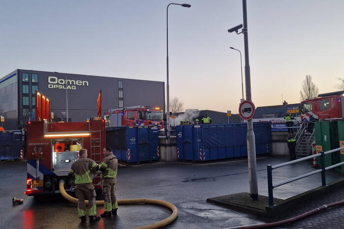 Brandweer ingezet voor brandende container in milieustraat