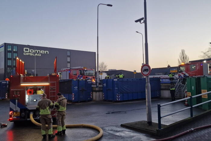 Brandweer ingezet voor brandende container in milieustraat