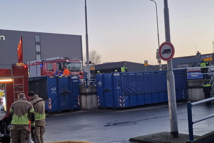 Brandweer ingezet voor brandende container in milieustraat