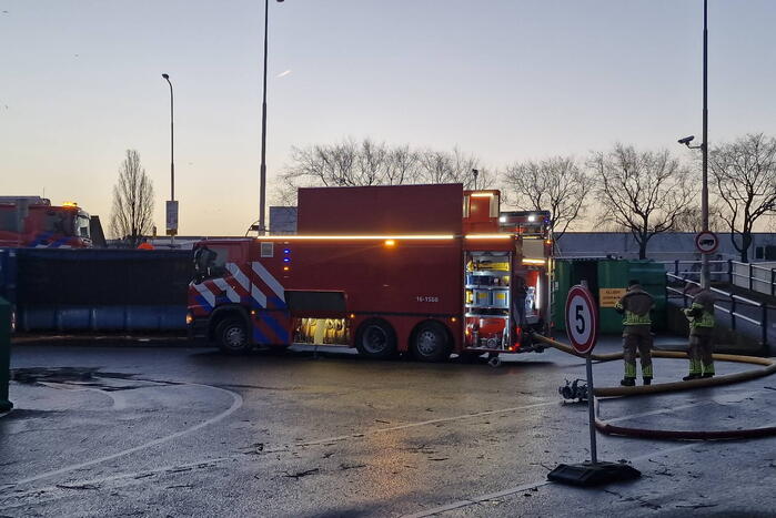 Brandweer ingezet voor brandende container in milieustraat