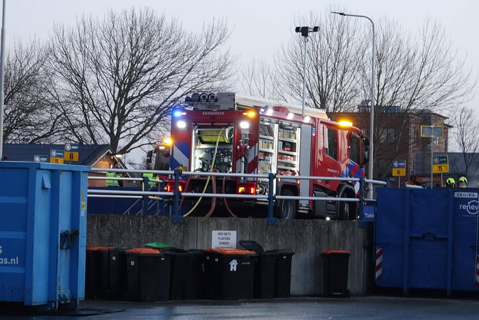 Brandweer ingezet voor brandende container in milieustraat