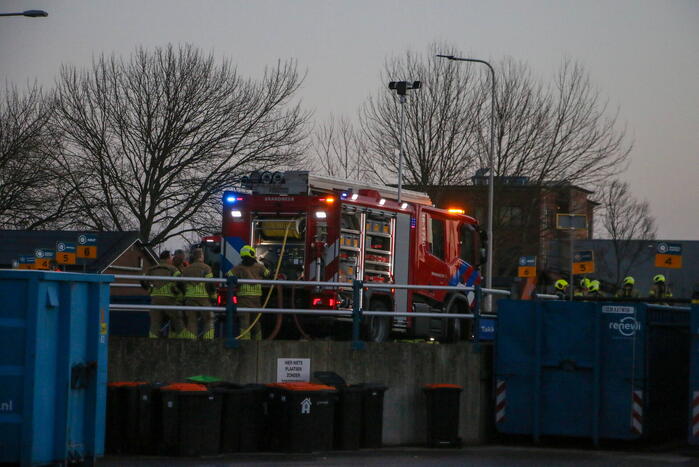 Brandweer ingezet voor brandende container in milieustraat