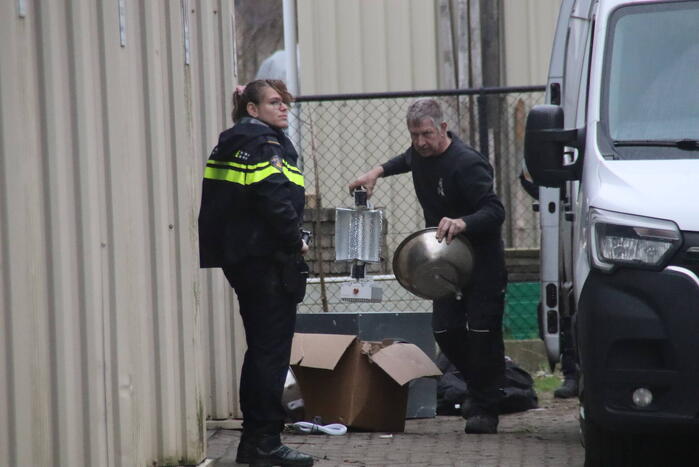 Politie neemt benodigdheden voor een wietplantage in beslag