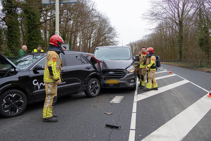 Passagier van taxi gewond bij botsing