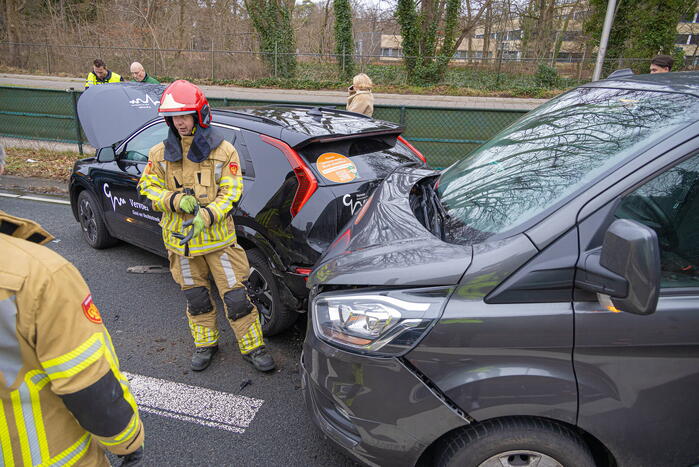 Passagier van taxi gewond bij botsing
