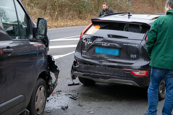 Passagier van taxi gewond bij botsing