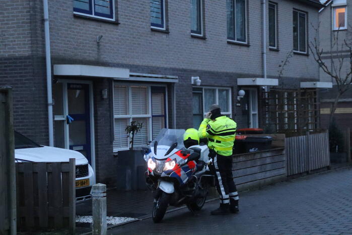 Politie doorzoekt woning persoon aangehouden