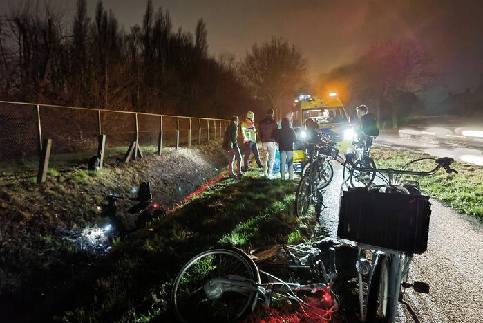 Persoon met scootmobiel in de sloot