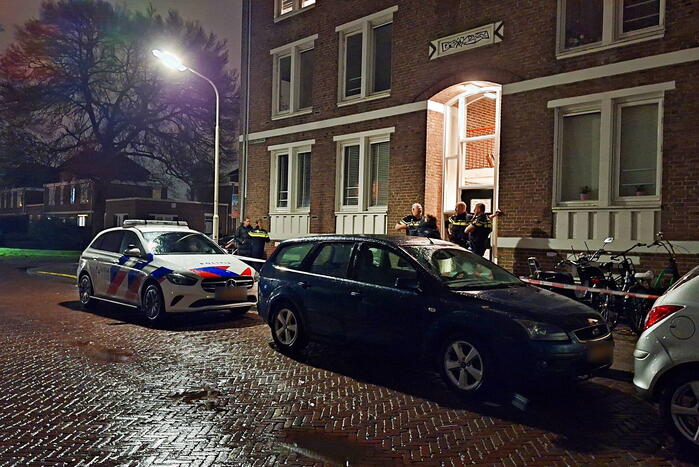 Dode en zwaargewonde aangetroffen in woning