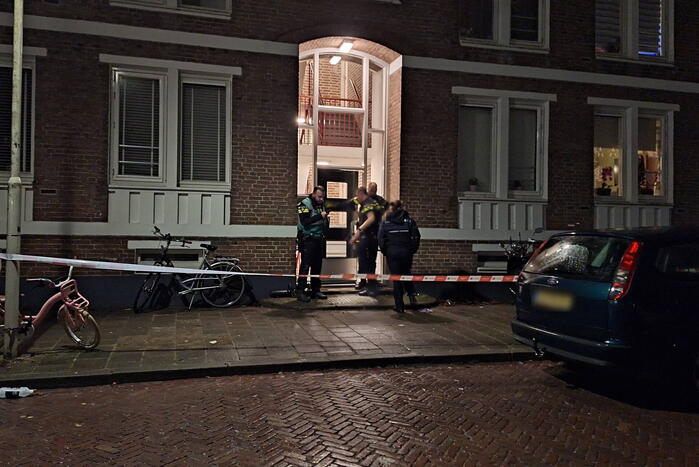 Dode en zwaargewonde aangetroffen in woning