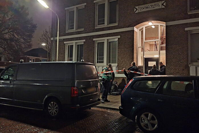 Dode en zwaargewonde aangetroffen in woning