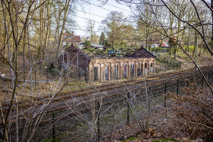 Onderzoek naar brand in monumentaal waterpompgebouw naast spoor
