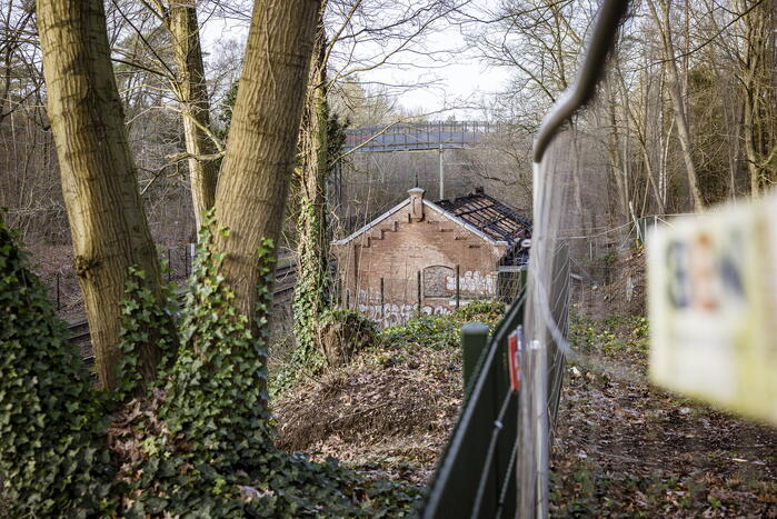 Onderzoek naar brand in monumentaal waterpompgebouw naast spoor