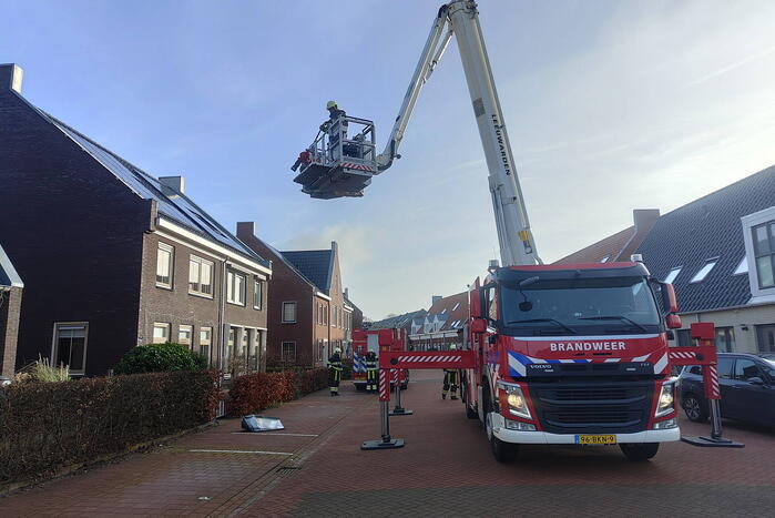 Hoogwerker brandweer ingezet bij stormschade