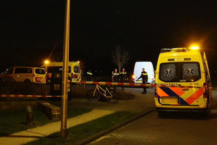 Bestelbus klapt op betonnen muur