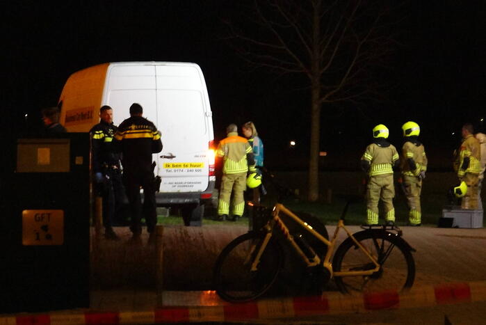 Bestelbus klapt op betonnen muur