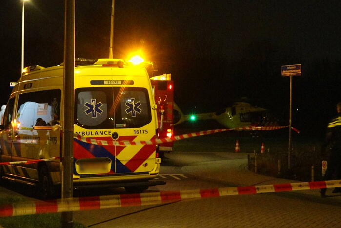 Bestelbus klapt op betonnen muur