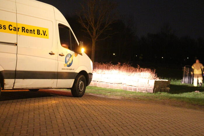 Bestelbus klapt op betonnen muur