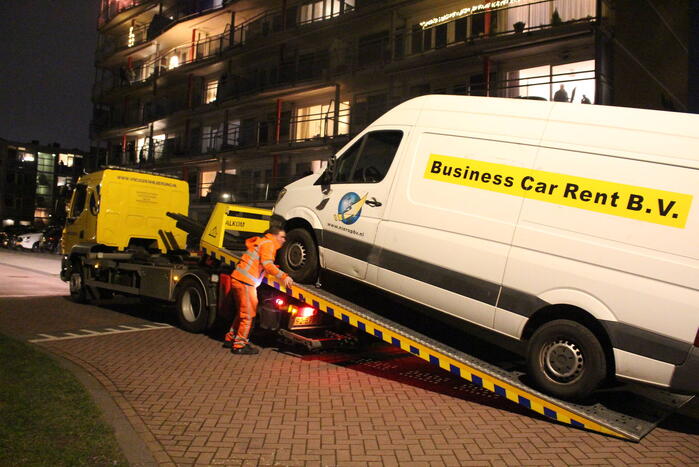 Bestelbus klapt op betonnen muur