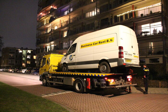Bestelbus klapt op betonnen muur