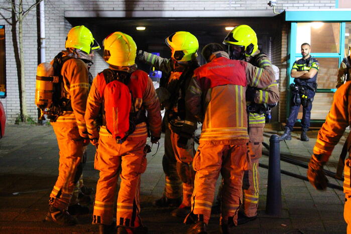 Scooter in brand onder flatgebouw