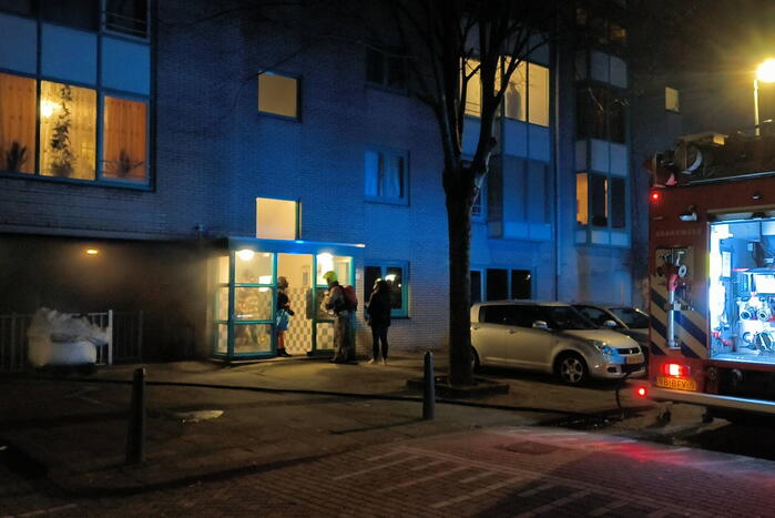 Scooter in brand onder flatgebouw