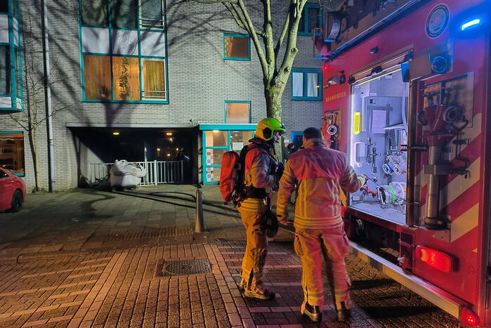 Scooter in brand onder flatgebouw