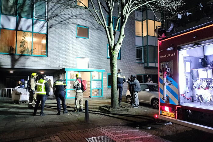 Scooter in brand onder flatgebouw