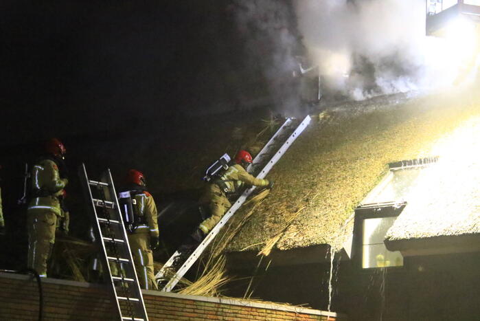 Felle uitslaande brand in woning met rietendak