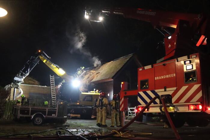 Felle uitslaande brand in woning met rietendak