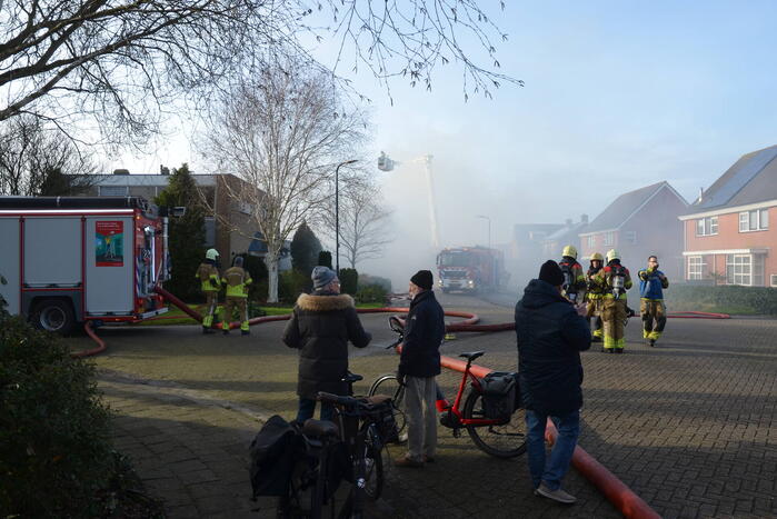 Hevige rookontwikkeling bij zeer grote brand in loods