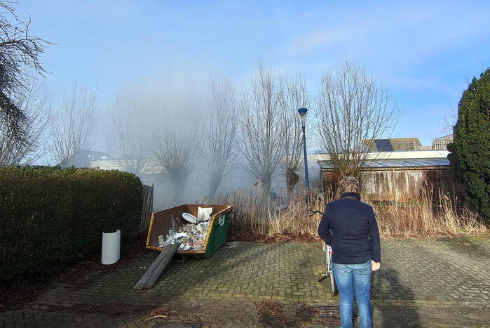 Hevige rookontwikkeling bij zeer grote brand in loods